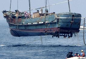 (1)Sunken mystery ship in East China Sea raised